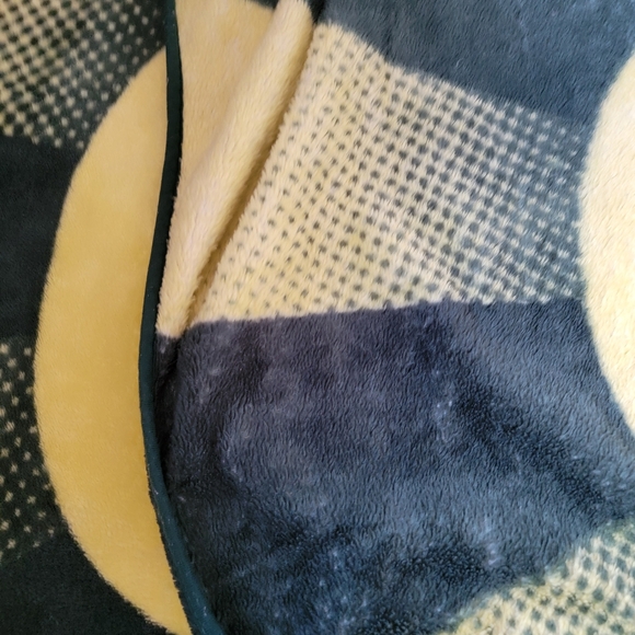 Oregon Duck Throw Blanket - Picture 4 of 4